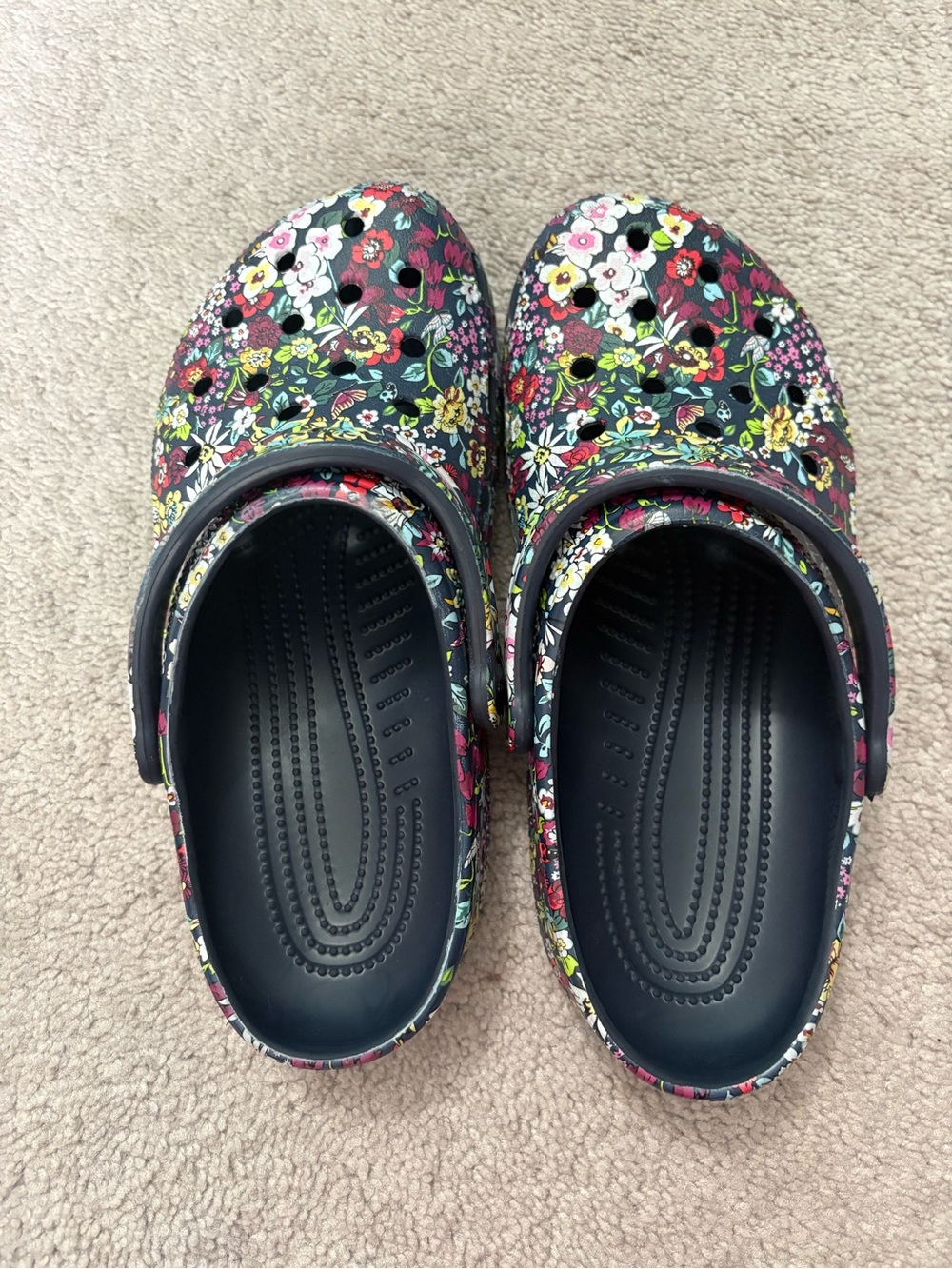 CROCS Floral Print Classic Clog Black and Multicolor Women’s Size 8